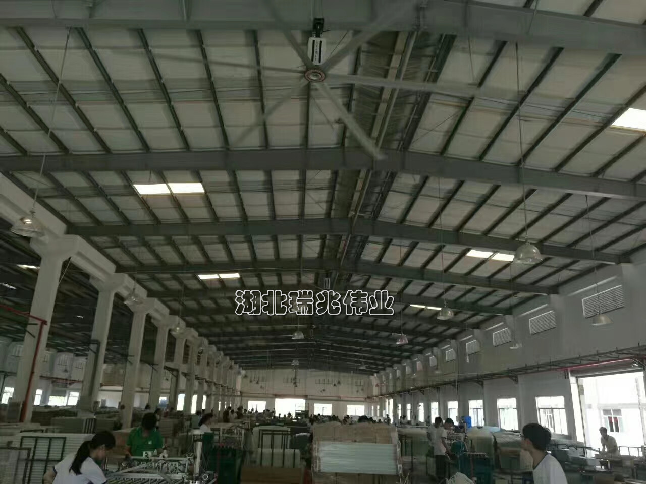 歐比特工業(yè)大風(fēng)扇、鋼結(jié)構(gòu)廠房通風(fēng)降溫方案、廠房車間通風(fēng)降溫方案、大型工業(yè)風(fēng)扇、物流倉儲大風(fēng)扇、大吊扇、工業(yè)風(fēng)扇、廠房車間降溫設(shè)備、廠房車間通風(fēng)設(shè)備、車間溫控設(shè)備、工業(yè)大吊扇、工業(yè)大風(fēng)扇、工業(yè)節(jié)能風(fēng)扇、湖北瑞兆偉業(yè)通風(fēng)降溫科技有限公司