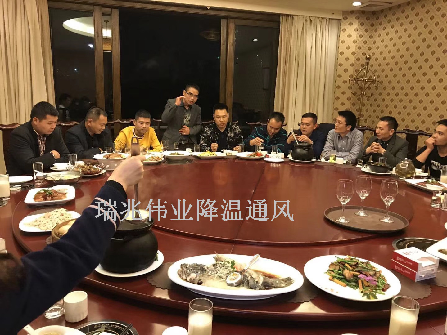 鋼結(jié)構(gòu)廠房通風(fēng)降溫方案、廠房車間通風(fēng)降溫方案、大型工業(yè)風(fēng)扇、物流倉(cāng)儲(chǔ)大風(fēng)扇、大吊扇、工業(yè)風(fēng)扇、廠房車間降溫設(shè)備、廠房車間通風(fēng)設(shè)備、車間溫控設(shè)備、工業(yè)大吊扇、工業(yè)大風(fēng)扇、工業(yè)節(jié)能風(fēng)扇、湖北瑞兆偉業(yè)通風(fēng)降溫科技有限公司