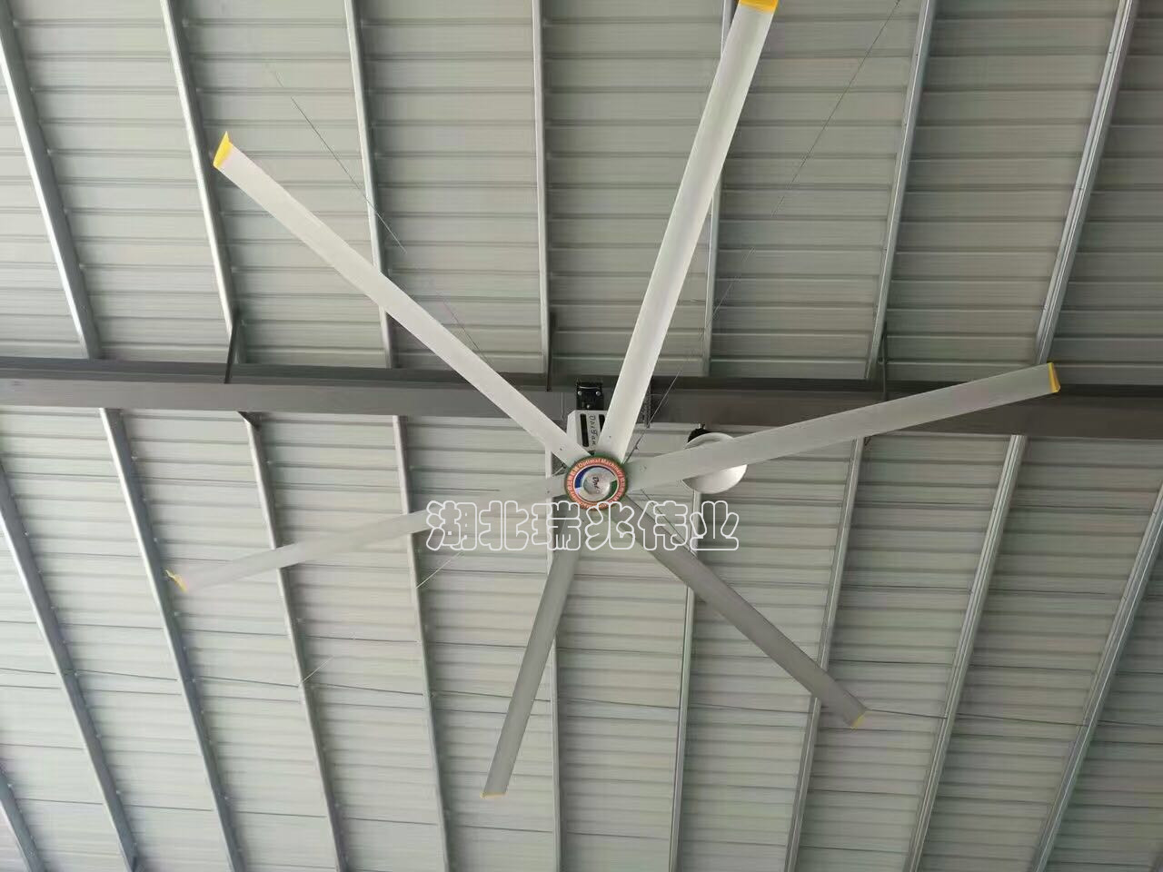 廠房降溫通風、鋼結(jié)構(gòu)廠房通風降溫方案、廠房車間通風降溫方案、大型工業(yè)風扇、物流倉儲大風扇、大吊扇、工業(yè)風扇、廠房車間降溫設(shè)備、廠房車間通風設(shè)備、車間溫控設(shè)備、工業(yè)大吊扇、工業(yè)大風扇、工業(yè)節(jié)能風扇、湖北瑞兆偉業(yè)通風降溫科技有限公司