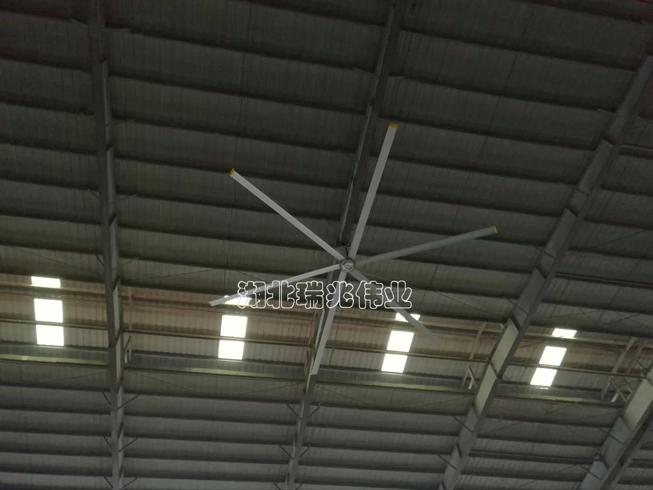 瑞泰風(fēng)工業(yè)大風(fēng)扇、鋼結(jié)構(gòu)廠房通風(fēng)降溫方案、廠房車間通風(fēng)降溫方案、大型工業(yè)風(fēng)扇、物流倉儲大風(fēng)扇、大吊扇、工業(yè)風(fēng)扇、廠房車間降溫設(shè)備、廠房車間通風(fēng)設(shè)備、車間溫控設(shè)備、工業(yè)大吊扇、工業(yè)大風(fēng)扇、工業(yè)節(jié)能風(fēng)扇、湖北瑞兆偉業(yè)通風(fēng)降溫科技有限公司