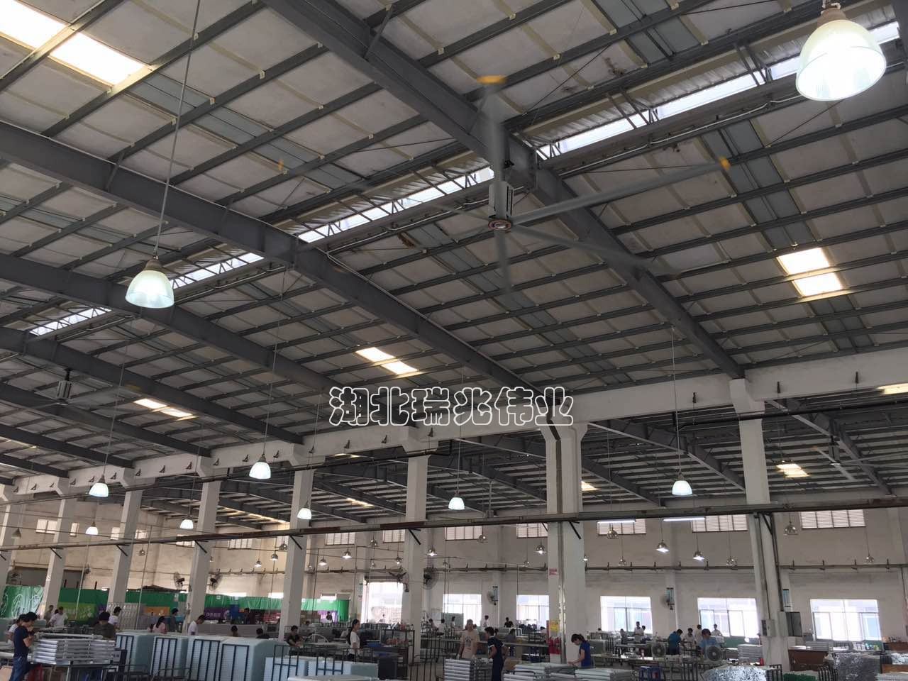 瑞泰風(fēng)工業(yè)大風(fēng)扇、鋼結(jié)構(gòu)廠房通風(fēng)降溫方案、廠房車間通風(fēng)降溫方案、大型工業(yè)風(fēng)扇、物流倉儲大風(fēng)扇、大吊扇、工業(yè)風(fēng)扇、廠房車間降溫設(shè)備、廠房車間通風(fēng)設(shè)備、車間溫控設(shè)備、工業(yè)大吊扇、工業(yè)大風(fēng)扇、工業(yè)節(jié)能風(fēng)扇、湖北瑞兆偉業(yè)通風(fēng)降溫科技有限公司