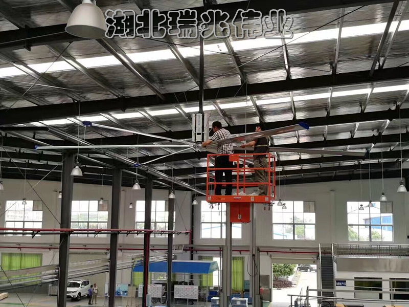 超大型工業(yè)吊扇、湖北瑞兆偉業(yè)通風(fēng)降溫科技有限公司為17年專業(yè)通風(fēng)降溫解決方案領(lǐng)航者,為數(shù)千家各大品牌企業(yè)提供鋼結(jié)構(gòu)廠房通風(fēng)降溫方案、大型工業(yè)風(fēng)扇、物流倉儲大風(fēng)扇、大吊扇、工業(yè)風(fēng)扇、車間溫控設(shè)備、工業(yè)大吊扇、工業(yè)大風(fēng)扇、工業(yè)節(jié)能風(fēng)扇一站式服務(wù)及廠房車間通風(fēng)降溫方案與廠房車間通風(fēng)降溫設(shè)備.工業(yè)大風(fēng)扇廠家服務(wù)熱線:400-7757-027."
