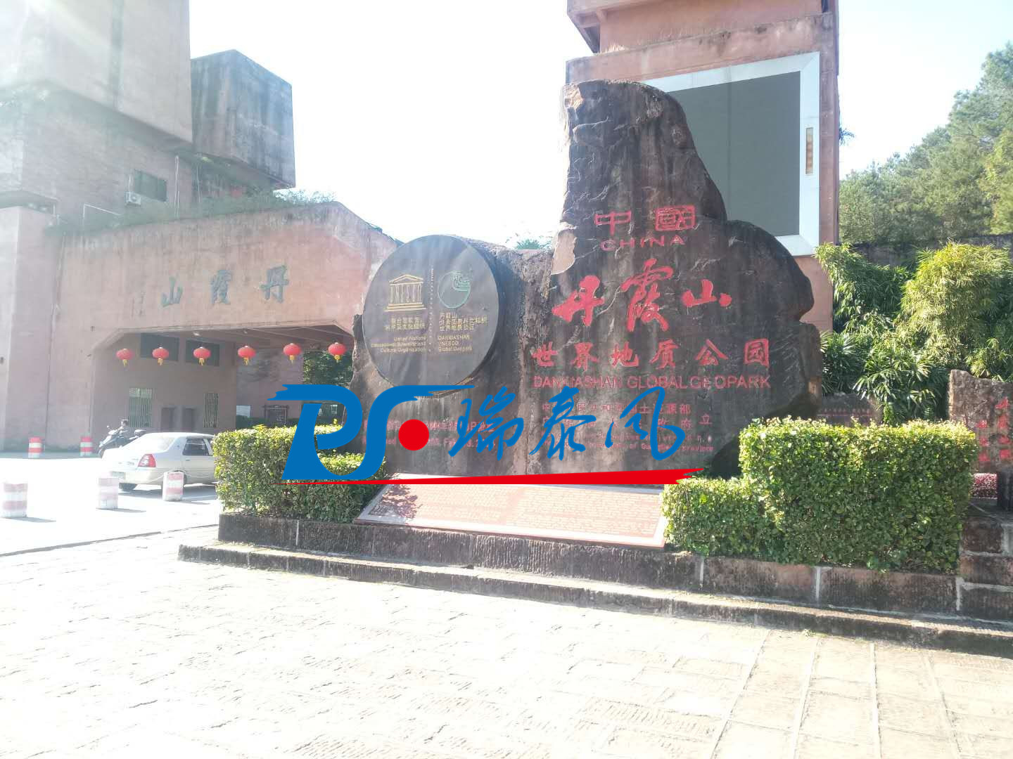 鋼結(jié)構(gòu)廠房通風(fēng)降溫方案、廠房車間通風(fēng)降溫方案、大型工業(yè)風(fēng)扇、物流倉儲(chǔ)大風(fēng)扇、大吊扇、工業(yè)風(fēng)扇、廠房車間降溫設(shè)備、廠房車間通風(fēng)設(shè)備、車間溫控設(shè)備、工業(yè)大吊扇、工業(yè)大風(fēng)扇、工業(yè)節(jié)能風(fēng)扇、湖北瑞兆偉業(yè)通風(fēng)降溫科技有限公司、瑞泰風(fēng)工業(yè)大風(fēng)扇
