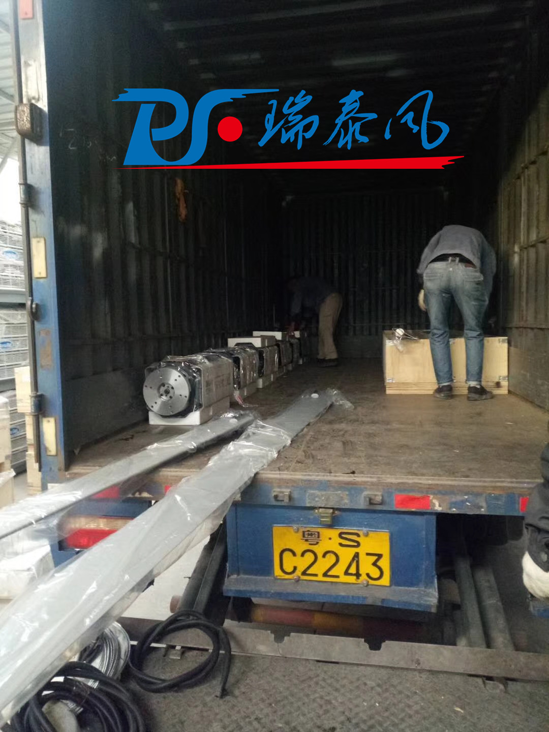 瑞泰風工業(yè)大風扇、鋼結構廠房通風降溫方案、廠房車間通風降溫方案、大型工業(yè)風扇、物流倉儲大風扇、大吊扇、工業(yè)風扇、廠房車間降溫設備、廠房車間通風設備、車間溫控設備、工業(yè)大吊扇、工業(yè)大風扇、工業(yè)節(jié)能風扇、湖北瑞兆偉業(yè)通風降溫科技有限公司