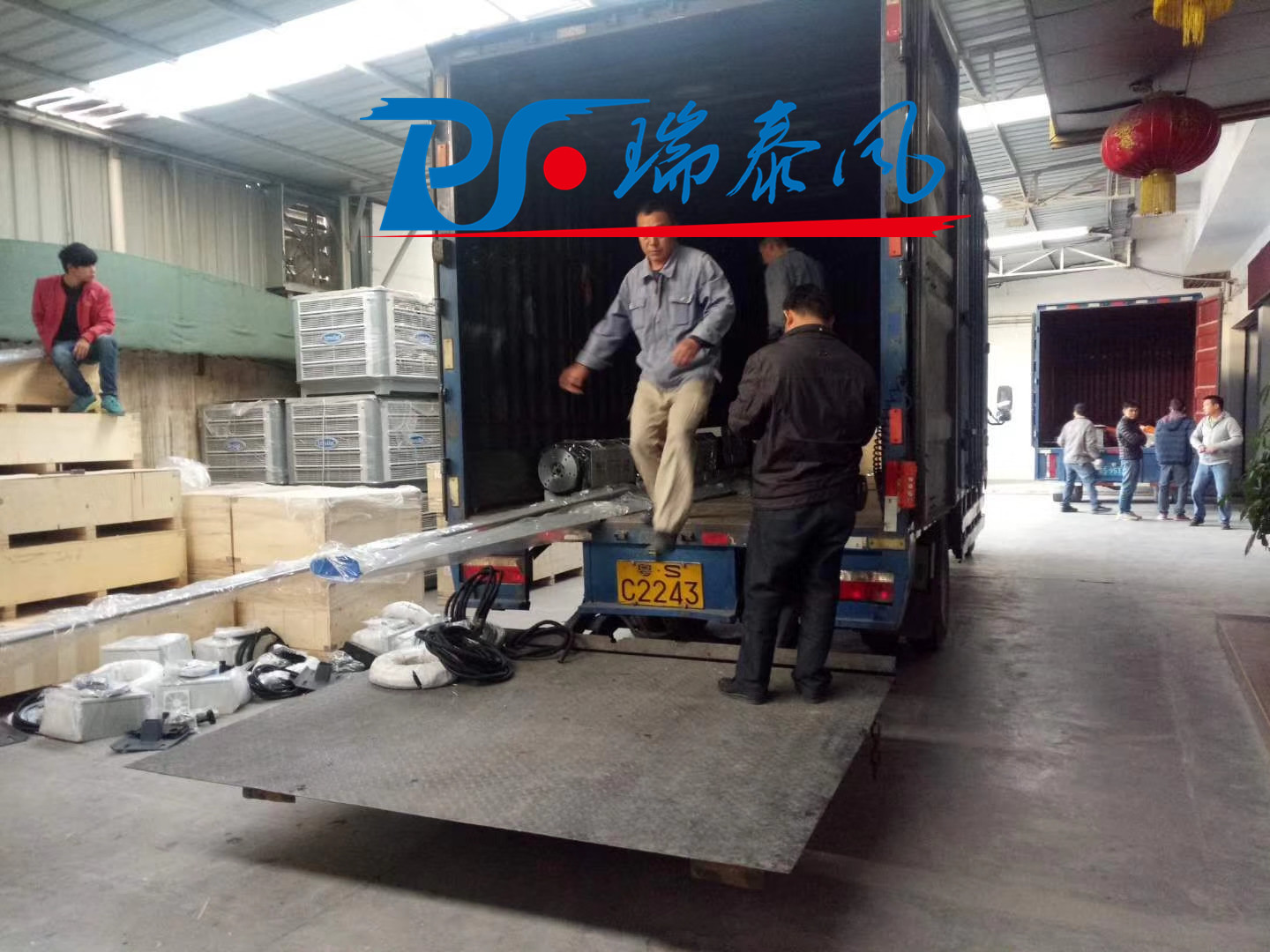 瑞泰風工業(yè)大風扇、鋼結構廠房通風降溫方案、廠房車間通風降溫方案、大型工業(yè)風扇、物流倉儲大風扇、大吊扇、工業(yè)風扇、廠房車間降溫設備、廠房車間通風設備、車間溫控設備、工業(yè)大吊扇、工業(yè)大風扇、工業(yè)節(jié)能風扇、湖北瑞兆偉業(yè)通風降溫科技有限公司