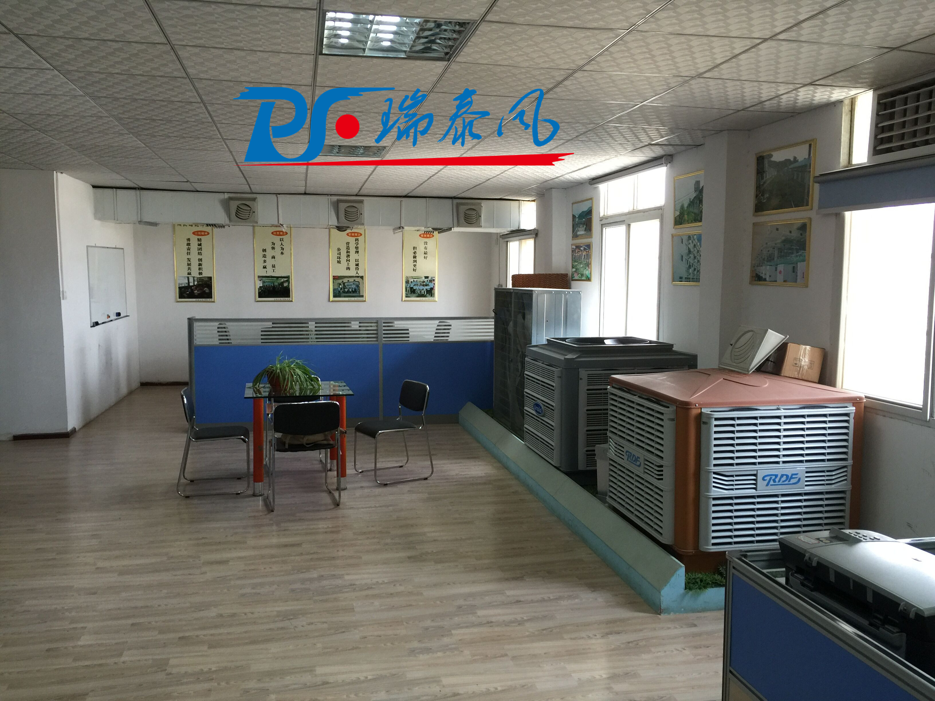 鋼結(jié)構(gòu)廠房通風(fēng)降溫方案、廠房車間通風(fēng)降溫方案、大型工業(yè)風(fēng)扇、物流倉儲(chǔ)大風(fēng)扇、大吊扇、工業(yè)風(fēng)扇、廠房車間降溫設(shè)備、廠房車間通風(fēng)設(shè)備、車間溫控設(shè)備、工業(yè)大吊扇、工業(yè)大風(fēng)扇、工業(yè)節(jié)能風(fēng)扇、湖北瑞兆偉業(yè)通風(fēng)降溫科技有限公司、瑞泰風(fēng)工業(yè)大風(fēng)扇