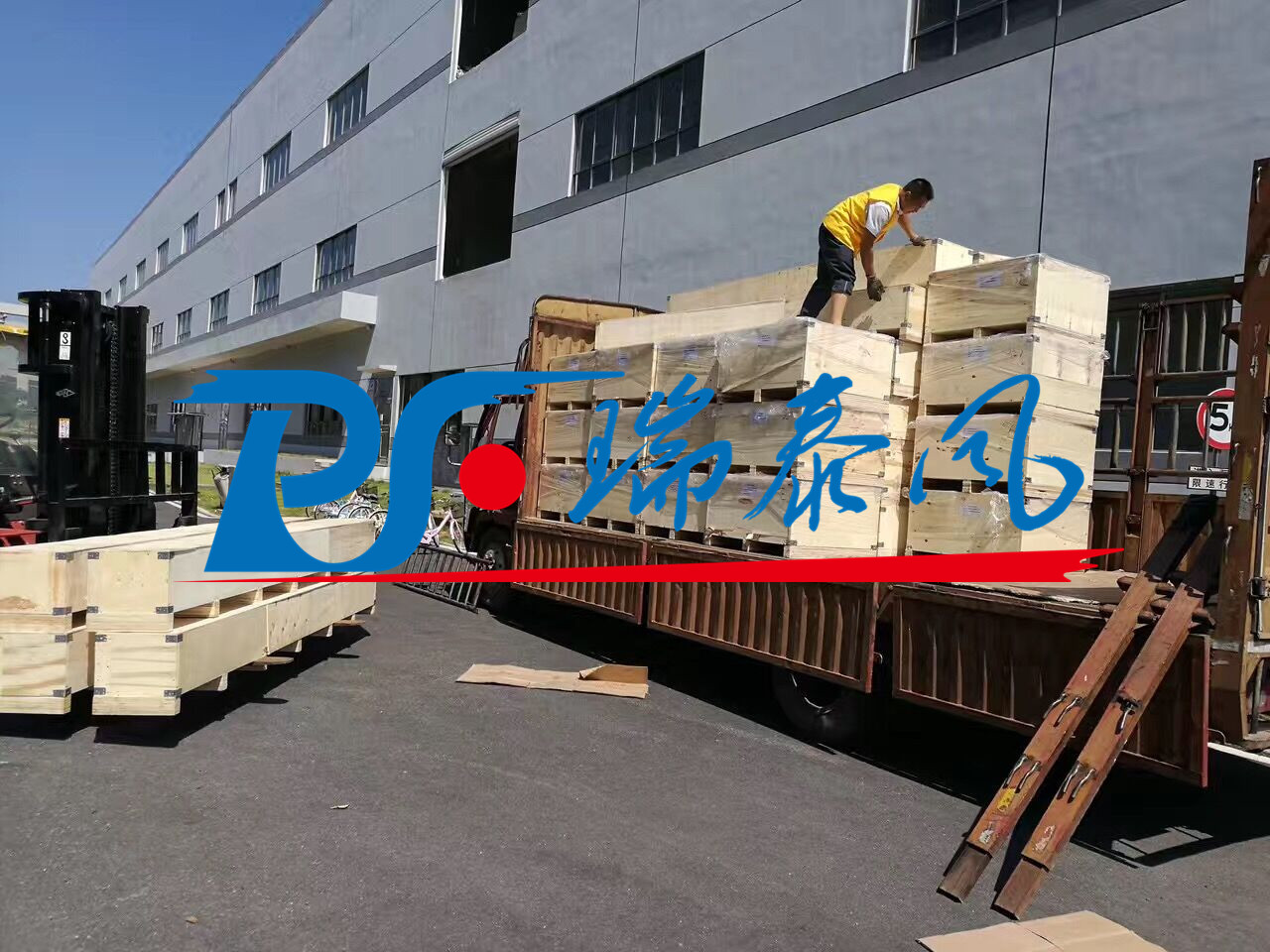 瑞泰風(fēng)工業(yè)大風(fēng)扇、鋼結(jié)構(gòu)廠房通風(fēng)降溫方案、廠房車間通風(fēng)降溫方案、大型工業(yè)風(fēng)扇、物流倉儲(chǔ)大風(fēng)扇、大吊扇、工業(yè)風(fēng)扇、廠房車間降溫設(shè)備、廠房車間通風(fēng)設(shè)備、車間溫控設(shè)備、工業(yè)大吊扇、工業(yè)大風(fēng)扇、工業(yè)節(jié)能風(fēng)扇、湖北瑞兆偉業(yè)通風(fēng)降溫科技有限公司、瑞泰風(fēng)工業(yè)大風(fēng)扇