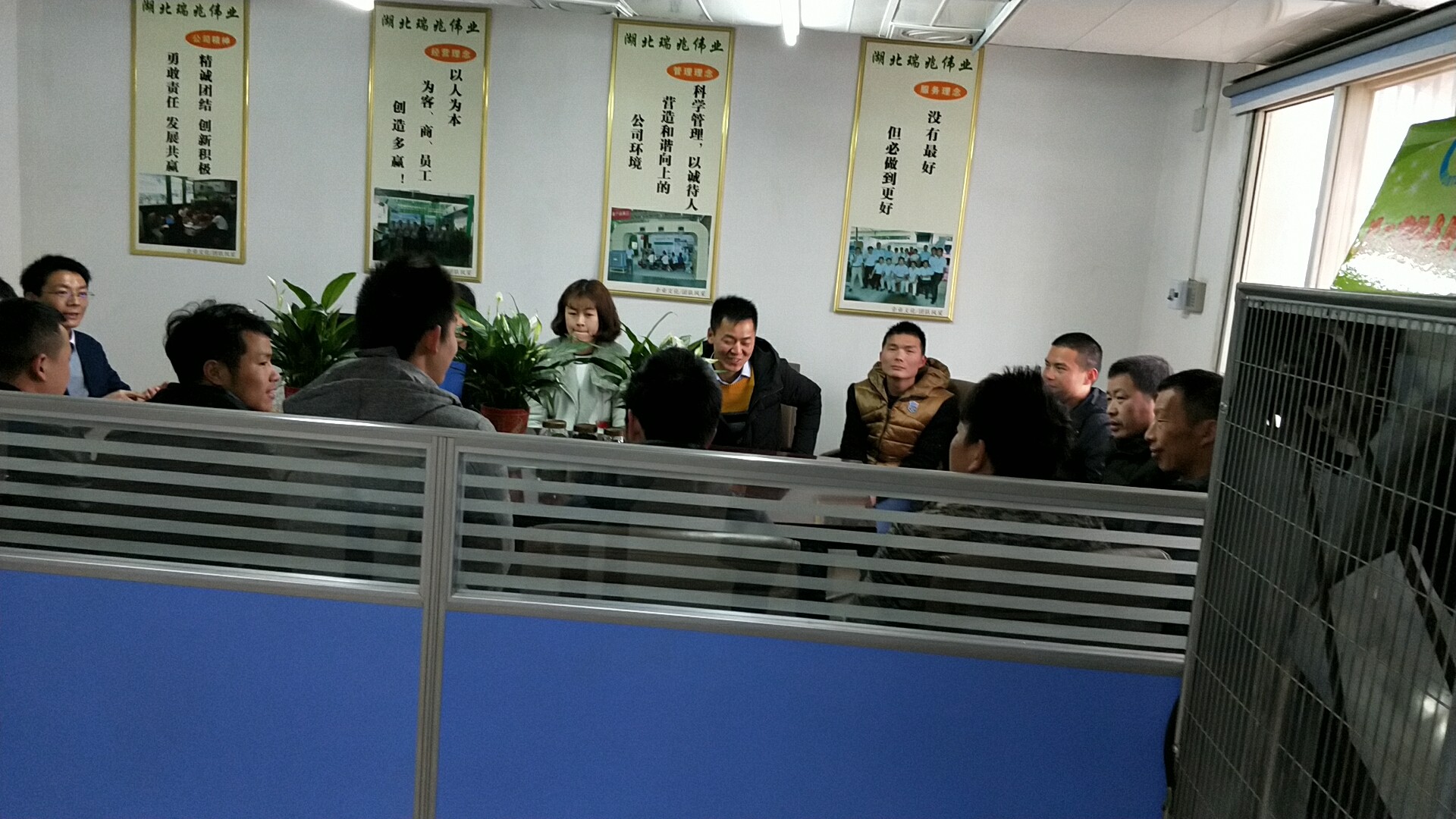 潤東方冷風(fēng)機(jī)、瑞泰風(fēng)工業(yè)大風(fēng)扇、鋼結(jié)構(gòu)廠房通風(fēng)降溫方案、廠房車間通風(fēng)降溫方案、大型工業(yè)風(fēng)扇、物流倉儲(chǔ)大風(fēng)扇、大吊扇、工業(yè)風(fēng)扇、廠房車間降溫設(shè)備、廠房車間通風(fēng)設(shè)備、車間溫控設(shè)備、工業(yè)大吊扇、工業(yè)大風(fēng)扇、工業(yè)節(jié)能風(fēng)扇、湖北瑞兆偉業(yè)通風(fēng)降溫科技有限公司