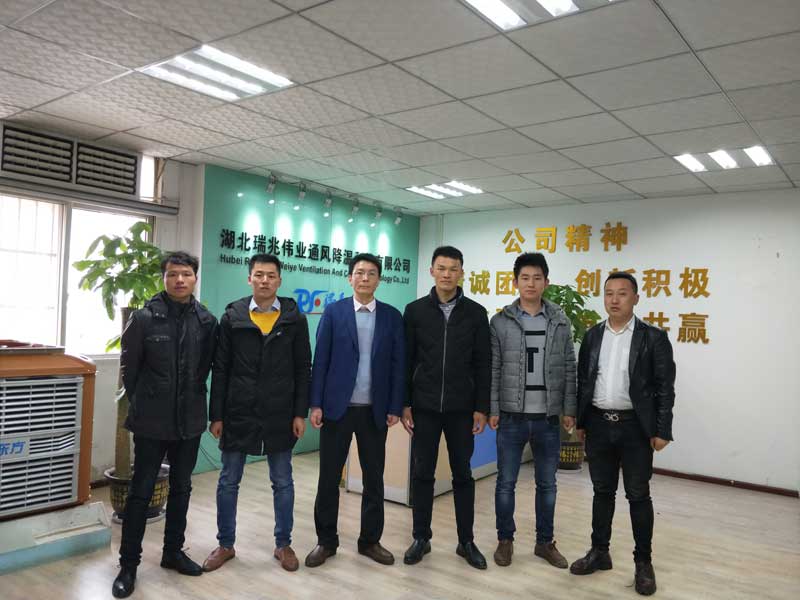 瑞泰風工業(yè)大風扇、潤東方冷風機、鋼結構廠房通風降溫方案、廠房車間通風降溫方案、大型工業(yè)風扇、物流倉儲大風扇、大吊扇、工業(yè)風扇、廠房車間降溫設備、廠房車間通風設備、車間溫控設備、工業(yè)大吊扇、工業(yè)大風扇、工業(yè)節(jié)能風扇、湖北瑞兆偉業(yè)通風降溫科技有限公司。