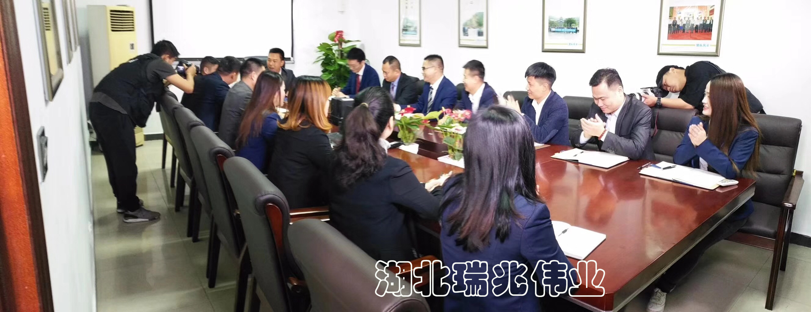 鋼結(jié)構(gòu)廠房通風(fēng)降溫方案、廠房車間通風(fēng)降溫方案、大型工業(yè)風(fēng)扇、物流倉儲大風(fēng)扇、大吊扇、工業(yè)風(fēng)扇、廠房車間降溫設(shè)備、廠房車間通風(fēng)設(shè)備、車間溫控設(shè)備、工業(yè)大吊扇、工業(yè)大風(fēng)扇、工業(yè)節(jié)能風(fēng)扇、湖北瑞兆偉業(yè)通風(fēng)降溫科技有限公司