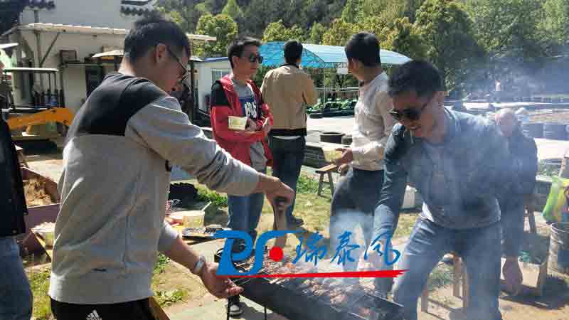 鋼結(jié)構(gòu)廠房通風(fēng)降溫方案、廠房車間通風(fēng)降溫方案、大型工業(yè)風(fēng)扇、物流倉儲大風(fēng)扇、大吊扇、工業(yè)風(fēng)扇、廠房車間降溫設(shè)備、廠房車間通風(fēng)設(shè)備、車間溫控設(shè)備、工業(yè)大吊扇、工業(yè)大風(fēng)扇、工業(yè)節(jié)能風(fēng)扇、湖北瑞兆偉業(yè)通風(fēng)降溫科技有限公司
