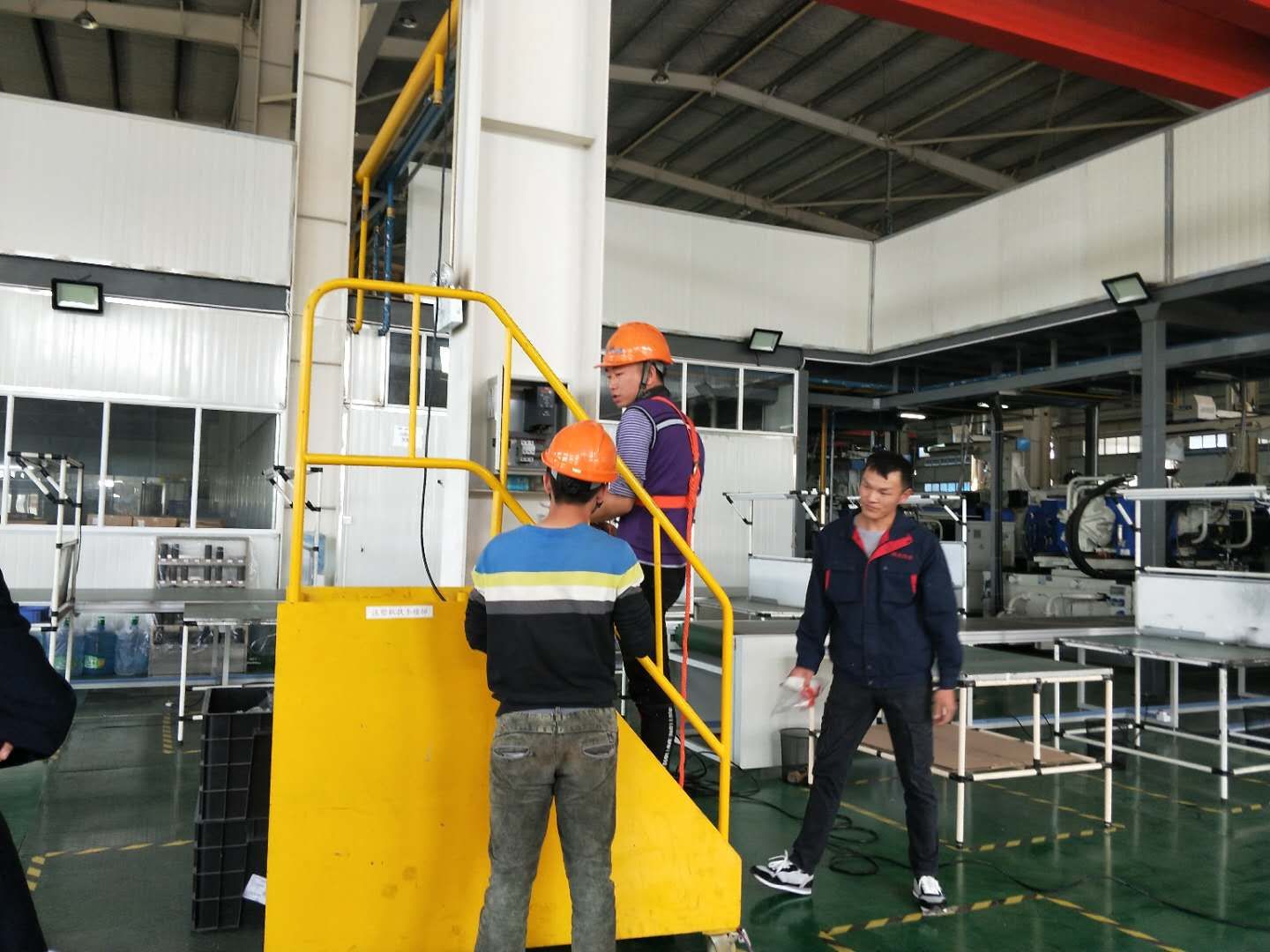 鋼結構廠房通風降溫方案、廠房車間通風降溫方案、大型工業(yè)風扇、物流倉儲大風扇、大吊扇、工業(yè)風扇、廠房車間降溫設備、廠房車間通風設備、車間溫控設備、工業(yè)大吊扇、工業(yè)大風扇、工業(yè)節(jié)能風扇、湖北瑞兆偉業(yè)通風降溫科技有限公司