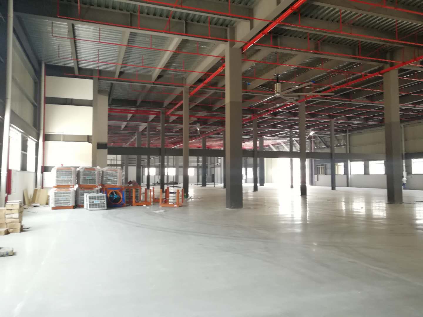 鋼結(jié)構(gòu)廠房通風(fēng)降溫方案、廠房車間通風(fēng)降溫方案、大型工業(yè)風(fēng)扇、物流倉儲大風(fēng)扇、大吊扇、工業(yè)風(fēng)扇、廠房車間降溫設(shè)備、廠房車間通風(fēng)設(shè)備、車間溫控設(shè)備、工業(yè)大吊扇、工業(yè)大風(fēng)扇、工業(yè)節(jié)能風(fēng)扇、湖北瑞兆偉業(yè)通風(fēng)降溫科技有限公司
