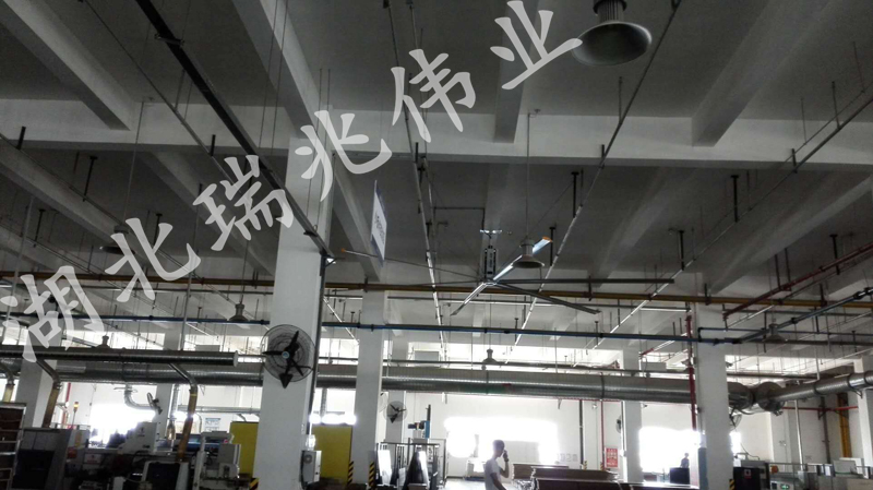鋼結(jié)構(gòu)廠房通風(fēng)降溫方案、廠房車間通風(fēng)降溫方案、大型工業(yè)風(fēng)扇、物流倉(cāng)儲(chǔ)大風(fēng)扇、大吊扇、工業(yè)風(fēng)扇、廠房車間降溫設(shè)備、廠房車間通風(fēng)設(shè)備、車間溫控設(shè)備、工業(yè)大吊扇、工業(yè)大風(fēng)扇、工業(yè)節(jié)能風(fēng)扇、湖北瑞兆偉業(yè)通風(fēng)降溫科技有限公司