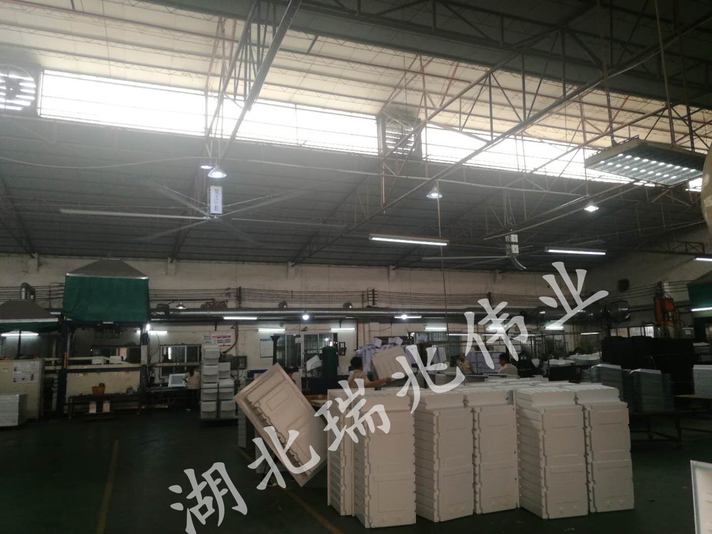 工業(yè)大吊扇、工業(yè)大風(fēng)扇、工業(yè)節(jié)能風(fēng)扇、工業(yè)風(fēng)扇、廠房車間降溫設(shè)備、廠房車間通風(fēng)設(shè)備