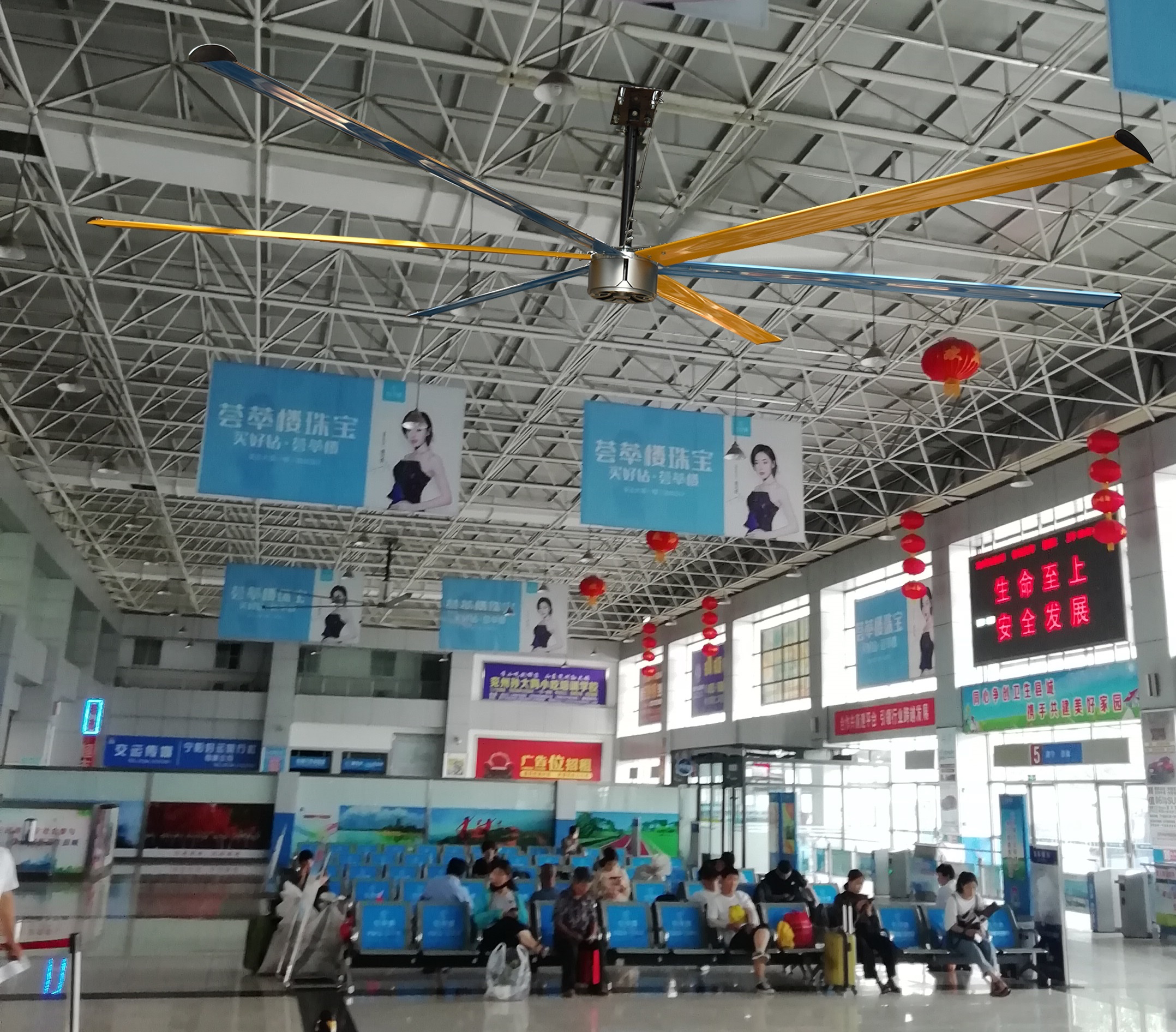 候車室通風(fēng)降溫,工業(yè)大風(fēng)扇,工業(yè)大吊扇,公共場所通風(fēng)降溫 候車室通風(fēng)降溫,工業(yè)大風(fēng)扇,工業(yè)大吊扇,公共場所通風(fēng)降溫