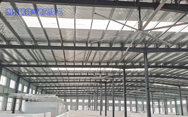 大型鋼結(jié)構(gòu)廠房通風降溫怎么做？安裝工業(yè)大風扇準沒錯!