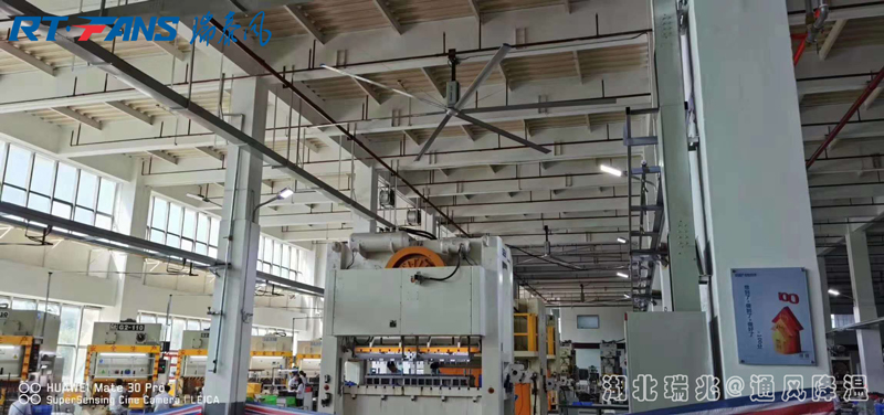 夏日炎炎，你的企業(yè)需要安裝一款工業(yè)大風(fēng)扇幫你迅速解決高大車間的通風(fēng)降溫難題！