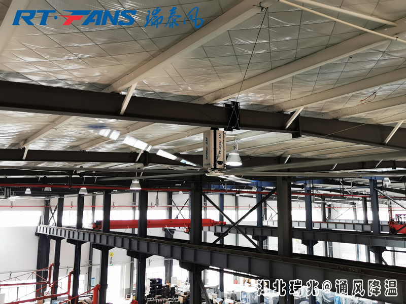 工業(yè)大型風(fēng)扇擁有超大直徑的扇葉，通風(fēng)降溫效好！